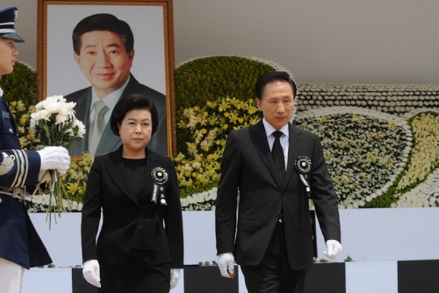 Former President Lee Myung-bak (far right) and his wife Kim Yoon-ok (left to Lee) attend the funeral of late President Roh Moo-hyun (his picture framed in the back) on May 29, 2009. (Yonhap)
