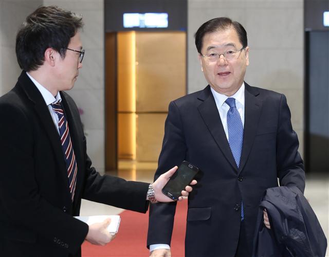 ‘오고, 가고…분주한 외교라인.’ 남북-북미 정상회담을 앞두고 외교라인 수장들의 움직임이 분주해지고 있다. 정의용 국가안보실장이 15일 오전 중국과 러시아 방문을 마치고 인천공항으로 입국하고 있다. 비슷한 시각 강경화 외교부 장관은 북핵·통상 등 한미 양국간 현안을 논의하기 위해 인천공항을 통해 미국으로 출국하고 있다. 강 장관은 16일(현지시간) 존 설리번 미국 국무장관대행과 회담을 가질 예정이다.  [연합뉴스]