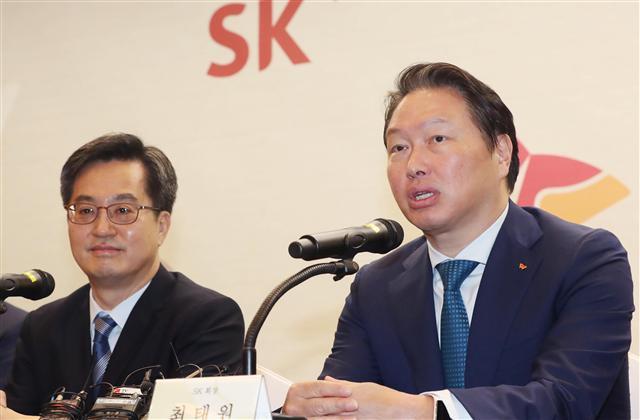 지난 14일 서울 종로구 SK 본사에서 열린 간담회에서 최태원 SK 회장(오른쪽)이 김동연 경제부총리가 지켜보는 가운데 모두발언을 하고 있다.  [연합뉴스]