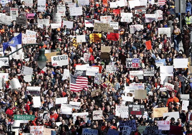 <YONHAP PHOTO-4147> Students their way up East Washington Ave. toward the state Capitol during a walkout to protest gun violence, Wednesday, March 14, 2018, in Madison, Wis., one month after the deadly shooting inside a high school in Parkland, Fla. (Steve Apps/Wisconsin State Journal via AP)/2018-03-15 06:22:29/ <저작권자 ⓒ 1980-2018 ㈜연합뉴스. 무단 전재 재배포 금지.>