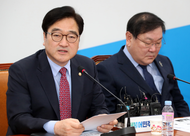 더불어민주당 우원식 원내대표가 15일 국회에서 열린 정책조정회의에서 "개헌초안이 마련된만큼 야당도 자체 개헌안을 내놓고 협상에 임하는게 정치적 도리다"고 발언하고 있다. (사진=연합뉴스)
더불어민주당 우원식 원내대표가 15일 국회에서 열린 정책조정회의에서 "개헌초안이 마련된만큼 야당도 자체 개헌안을 내놓고 협상에 임하는게 정치적 도리다"고 발언하고 있다. (사진=연합뉴스)