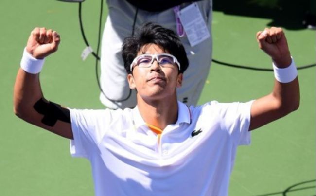 Chung Hyeon of South Korea celebrates his victory over Pablo Cuevas of Uruguay in the round of 16 at the BNP Paribas Open at Indian Wells Tennis Garden in Indian Wells, California, on March 14. (Yonhap)