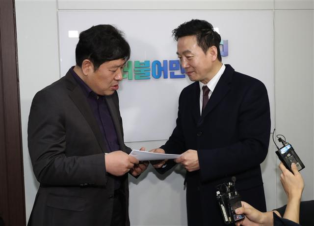 ‘민주당 복당 신청서 제출하는 정봉주.’ 성추행 논란에 휩싸인 정봉주 전 의원이 15일 오전 서울 여의도 더불어민주당 당사에서 중앙당 관계자에게 복당 신청서를 제출하고 있다.  [연합뉴스]