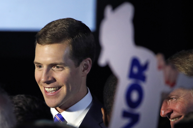 <YONHAP PHOTO-4913> Conor Lamb, the Democratic candidate for the March 13 special election in Pennsylvania's 18th Congressional District celebrates with his supporters at his election night party in Canonsburg, Pa., early Wednesday, March 14, 2018. (AP Photo/Gene J. Puskar)/2018-03-14 16:45:51/ <저작권자 ⓒ 1980-2018 ㈜연합뉴스. 무단 전재 재배포 금지.>
<YONHAP PHOTO-4913> Conor Lamb, the Democratic candidate for the March 13 special election in Pennsylvania's 18th Congressional District celebrates with his supporters at his election night party in Canonsburg, Pa., early Wednesday, March 14, 2018. (AP Photo/Gene J. Puskar)/2018-03-14 16:45:51/ <저작권자 ⓒ 1980-2018 ㈜연합뉴스. 무단 전재 재배포 금지.>