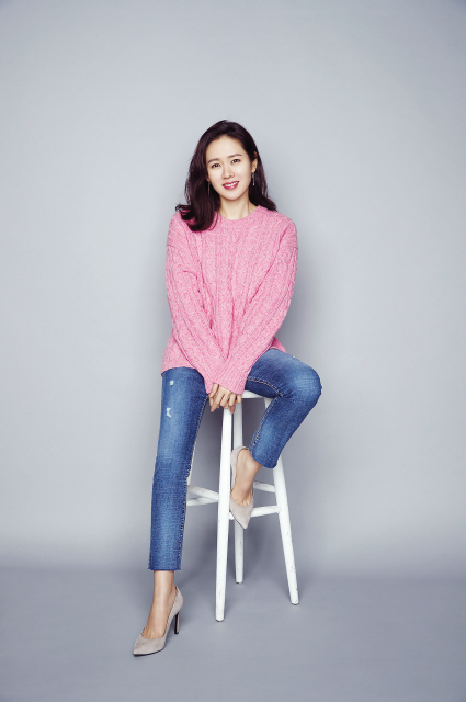 ‘멜로퀸’ 손예진이 돌아왔다. 손예진은 14일 개봉한 ‘지금 만나러 갑니다’ 에서 기억을 잃고 남편곁으로 돌아오는 수아역을 맡았다. 그녀는 “클래식에 버금가는 영화를 찍고 싶은 욕심이 있었다” 며 “일본원작보다 생동감을 넣으려 노력했다” 고 말했다.