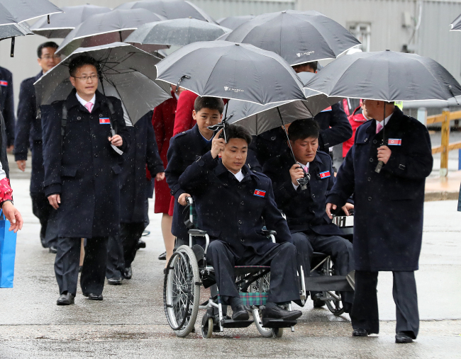 North Korean athletes and officials to the PyeongChang Winter Paralympics leave the athletes' village in PyeongChang, some 180 kilometers east of Seoul, on Thursday. (Yonhap)