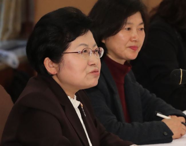Gender equality minister Chung Hyun-back (left) (Yonhap)