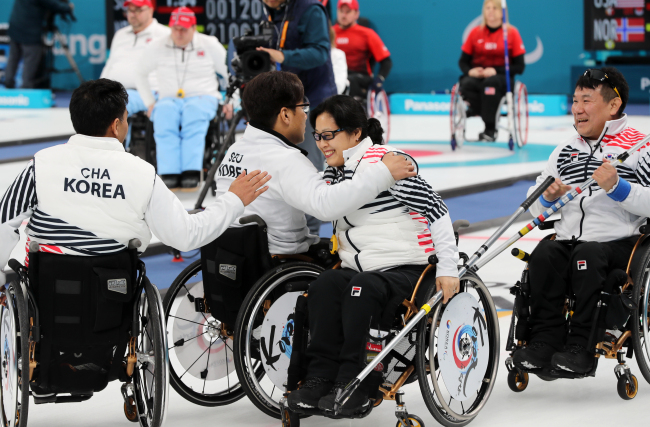 South Korean wheelchair curlers celebrate after they beat Britain 5-4 in a round-robin match at the PyeongChang Winter Paralympics at Gangneung Curling Centre in Gangneung, Gangwon Province on Thursday. (Yonhap)