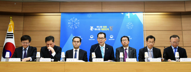 고형권 기획재정부 차관이 지난 14일 정부세종청사 브리핑룸에서 열린 청년 일자리 대책 관련 사전브리핑에 참석, 모두 발언을 하고 있다. (왼족부터 : 임서정 고용부 고용정책실장, 김현기 행안부 지방재정경제실장, 이찬우 기재부 차관보, 고형권 차관, 김영철 교육부 기획조정실장, 박건수 산업부 산업정책실장, 석종훈 중기부 창업벤처혁신실장) ［사진=기획재정부］