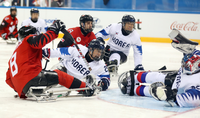 South Korean ice sledge hockey players compete in the PyeongChang Winter Paralympics ice hockey semifinals match against Canada at Gangneung Hockey Centre in Gangwon Province on Thursday. (Yonhap)