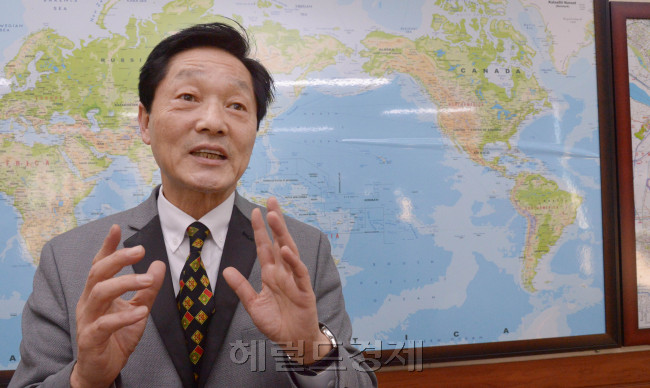 한우성 재외동포재단 이사장은 30년 미국에서, 31년을 한국에서 살았다. 재미언론인이었던 그는 “거주국에서든 모국에서든 이민자들은 주변인(periphery person)”이라며 “거주국에서 우리 동포가 잘 살아 지위가 높아지고 영향력을 행사에야 모국의 지위도 올라가고 국제사회에서 영향력도 커진다”고 말했다. [사진=정희조 기자/checho@heraldcorop.com]