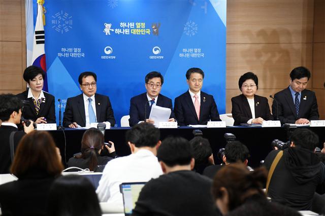 김동연 부총리 겸 기획재정부 장관이 15일 오후 서울 종로구 세종로 정부서울청사에서 청년일자리 대책을 관계부처 장관들과 공동으로 발표하고 있다. 왼쪽부터 김영주 고용노동부 장관, 유영민 과학기술정보통신부 장관, 김 부총리, 박능후 보건복지부 장관, 정현백 여성가족부 장관, 홍종학 중소벤처기업부 장관.  [제공=기획재정부]