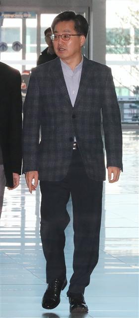 <YONHAP PHOTO-2739> 출국하는 김동연 부총리 (영종도=연합뉴스) 하사헌 기자 = 김동연 부총리가 아르헨티나 수도 부에노스아이레스에서 현지시간 19∼20일 열리는 주요 20개국 재무장관 및 중앙은행 총재회의에 참석하기 위해 16일 오전 인천공항을 통해 출국하고 있다. 김 부총리는 회의 참석을 계기로 스티브 므누신 미국 재무장관과 만나 미국 '관세폭탄' 사태에 관한 해법을 모색할 것으로 알려졌다. 2018.3.16 toadboy@yna.co.kr/2018-03-16 09:12:43/ <저작권자 ⓒ 1980-2018 ㈜연합뉴스. 무단 전재 재배포 금지.>