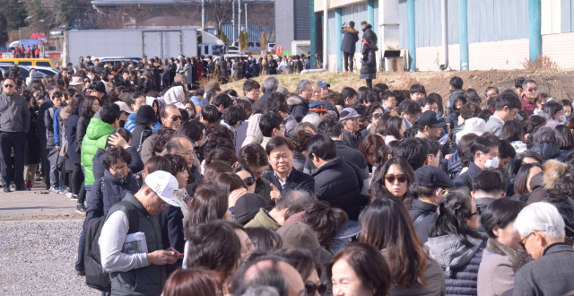 16일 오전 문을 연 서울 서초구 양재동 ‘디에이치자이 개포’ 견본주택 앞에 수많은 방문객들이 줄을 지어 입장하고 있다. 정희조 기자/checho@heraldcorp.com