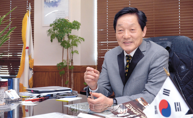 한우성 재외동포재단 이사장은 30년 미국에서, 31년을 한국에서 살았다. 재미언론인이었던 그는 “거주국에서든 모국에서든 이민자들은 주변인(periphery person)”이라며 “거주국에서 우리 동포가 잘 살아 지위가 높아지고 영향력을 행사해야 모국의 지위도 올라가고 국제사회에서 영향력도 커진다”고 말했다.  정희조 기자/checho@heraldcorop.com