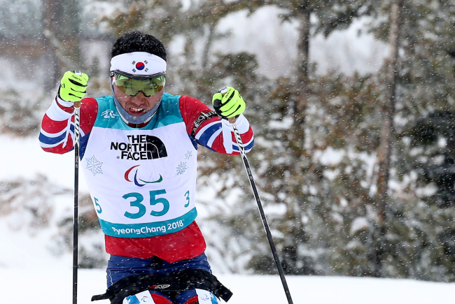 South Korea's Sin Eui-hyun competes in the men's 15-kilometer sitting biathlon event at the PyeongChang Winter Paralympic Games at Alpensia Biathlon Centre in PyeongChang, some 180 km east of Seoul, on March 16, 2018. (Yonhap)