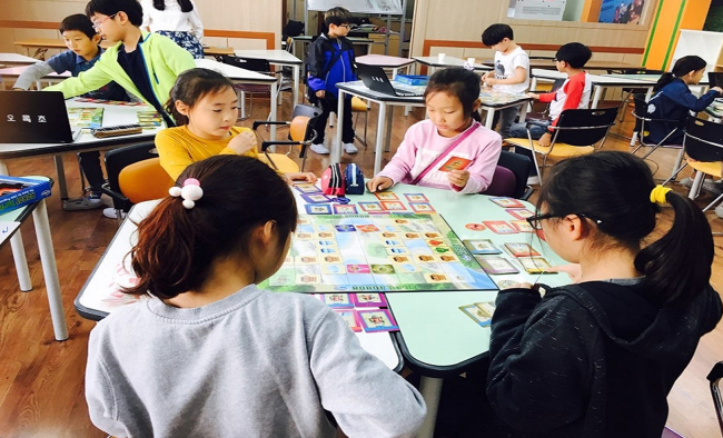 지난해 수원 오목초등학교에서 진행된 코딩교육.[사진제공=수원시]
지난해 수원 오목초등학교에서 진행된 코딩교육.[사진제공=수원시]
