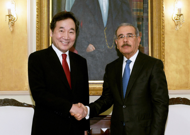 South Korean Prime Minister Lee Nak-yon shakes hands with Dominican Republic President Danilo Medina during a meeting in Santo Domingo on March 15, 2018. Photo courtesy of Lee's office. (Yonhap)