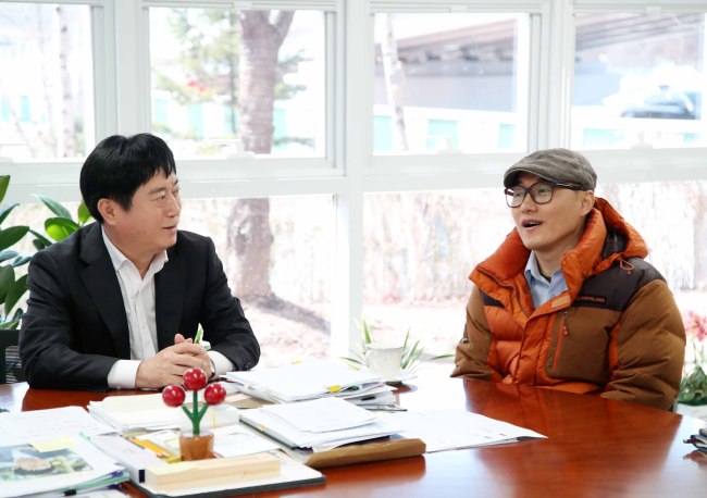 정찬민 용인시장이 집무실에서 용감한시민상을 받은 김주경씨를 만나 격려했다.[사진제공=용인시]
정찬민 용인시장이 집무실에서 용감한시민상을 받은 김주경씨를 만나 격려했다.[사진제공=용인시]