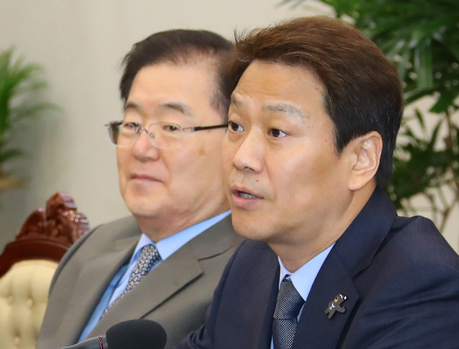 Presidential Chief of Staff Im Jong-seok(right) and Presidential Security Adviser Chung Eui-yong. Yonhap