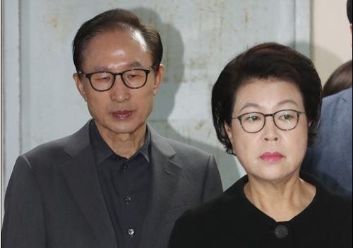 Former President Lee Myung-bak (lef) and former first lady Kim Yoon-ok (Yonhap)