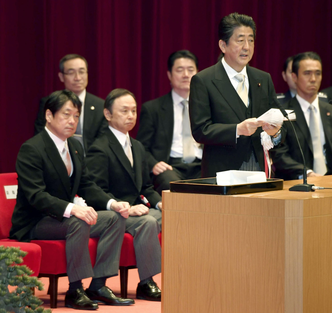 아베 신조(安倍晋三) 일본 총리가 18일 가나가와(神奈川) 현 요코스카(橫須賀)시에 있는 방위대학교 졸업식장을 찾았다.[사진=연합뉴스]
아베 신조(安倍晋三) 일본 총리가 18일 가나가와(神奈川) 현 요코스카(橫須賀)시에 있는 방위대학교 졸업식장을 찾았다.[사진=연합뉴스]