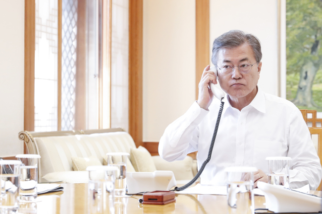 President Moon Jae-in speaks to Japanese Prime Minister Shinzo Abe on Friday. Yonhap