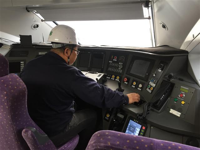 강릉차량사업소에 있는 경강선 KTX 내부 점검사진  [제공=현대로템]