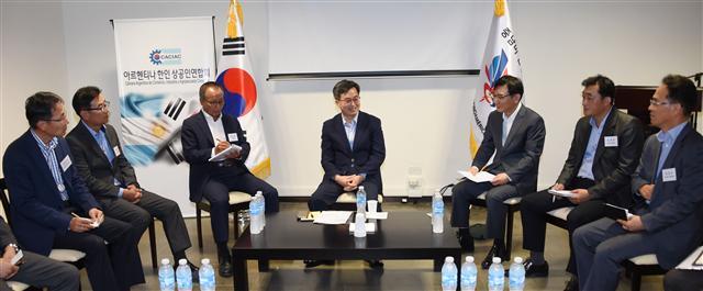 주요 20개국(G20) 재무장관 및 중앙은행총해 회의 참석차 아르헨티나 부에노스아이레스를 방문 중인 김동연 부총리 겸 기획재정부 장관이 18일(현지시간) 아르헨티나 상공인연합회에서 현지기업인들과 간담회를 진행하고 있다. 이 자리에서 김 부총리는 중남미와의 경제협력을 강화하고 현지 진출기업의 애로사항 해소에 적극 나서겠다고 밝혔다.  [제공=기획재정부]