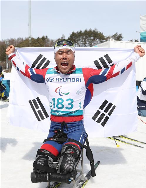 평창 패럴림픽 크로스컨트리스키 남자 7.5㎞ 좌식경기에서 대한민국 사상 첫 금메달을 딴 신의현 선수가 환호하고 있다. [연합뉴스]