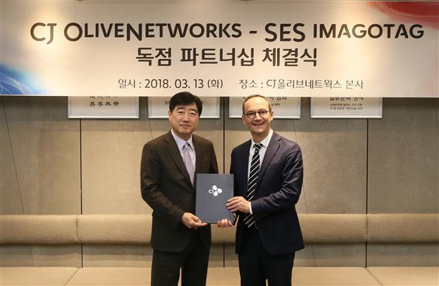 지난 13일 CJ올리브네트웍스 본사에서 열린 협약식에서 이경배 CJ올리브네트웍스 대표(왼쪽)와 띠에리 가도우(Thierry Gadou) SES-imagotag Group 최고경영자(CEO)가 기념촬영을 하고 있다.  [제공=CJ올리브네트웍스]