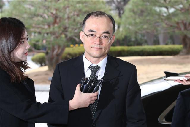 <YONHAP PHOTO-1501> 질문받는 문무일 검찰총장 (서울=연합뉴스) 박동주 기자 = 문무일 검찰총장이 19일 오전 서울 서초구 대검찰청으로 출근, 취재진의 질문을 받고 있다. 거액의 뇌물수수 혐의 등을 받는 이명박 전 대통령에 대한 검찰의 구속영장 청구 여부가 이르면 이날 결정될 예정이다. 2018.3.19 pdj6635@yna.co.kr/2018-03-19 09:04:09/ <저작권자 ⓒ 1980-2018 ㈜연합뉴스. 무단 전재 재배포 금지.>