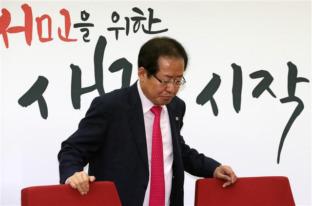 자유한국당 홍준표 대표가 19일 오전 서울 여의도 당사에서 열린 6·13지방선거 중앙-시도당 맑은 공천 연석회의에 참석해 자리에 앉고 있다.  [연합뉴스]