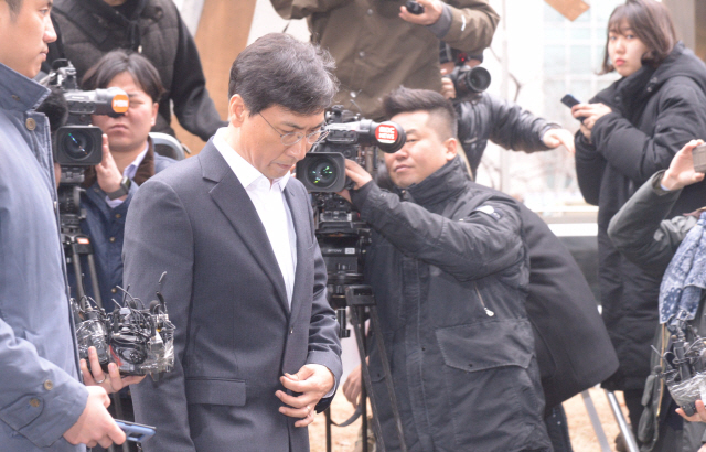 안희정 전 충남지사가 19일 성폭력 2차 피의자조사를 받으러 서울서부지검에 출두하고 있다. 안 전 지사는 수행비서의 폭로 이후 지난 9일 검찰에 자진출석했으며 이어 14일 또 다른 피해자가 고소를 해, 이날 소환됐다.  정희조 기자/checho@heraldcorp.com