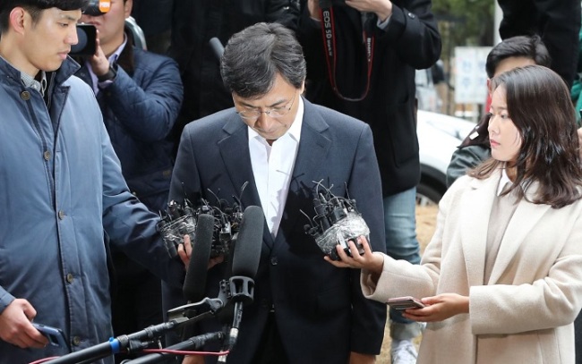Former South Chungcheong Province Gov. An Hee-jung speaks to reporters after arriving at the Seoul Western District Prosecutors' Office on March 19. (Yonhap)