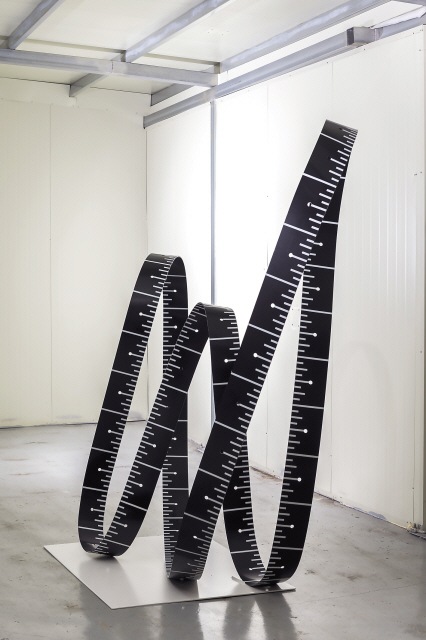 김승주, On the line, 2018, Steel, powder coating, aluminium, 215×201×114cm  [제공=리안갤러리]