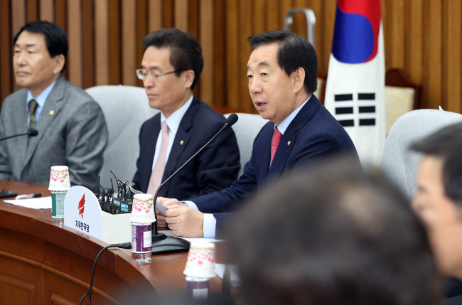 Kim Sung-tae, the floor leader of the main opposition Liberty Korea Party, speaks during a party meeting at the National Assembly in Seoul on Monday. (Yonhap)