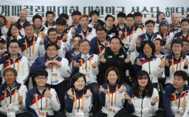 South Korean Paralympic athletes, coaches and officials pose for a group photo during a ceremony to mark the end of South Korea's PyeongChang Paralympic campaign at PyeongChang Athletes' Village in PyeongChang, Gangwon Province, on March 19. (Yonhap)