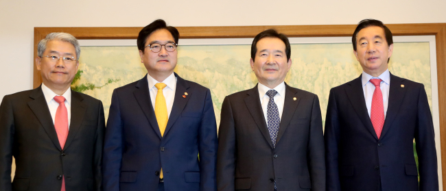 정세균 국회의장과 여야 3당 교섭단체 원내대표가 19일 국회 의장접견실에서 열린 여야 3당 교섭단체 원내대표 정례회동에서 기념촬영을 하고 있다. 여야 원내대표는 이날 회동에서 개헌안 등 정국현안을 논의했다. 왼쪽부터 바른미래당 김동철·더불어민주당 우원식 원내대표, 정세균 국회의장, 자유한국당 김성태 원내대표. (사진=연합뉴스)
정세균 국회의장과 여야 3당 교섭단체 원내대표가 19일 국회 의장접견실에서 열린 여야 3당 교섭단체 원내대표 정례회동에서 기념촬영을 하고 있다. 여야 원내대표는 이날 회동에서 개헌안 등 정국현안을 논의했다. 왼쪽부터 바른미래당 김동철·더불어민주당 우원식 원내대표, 정세균 국회의장, 자유한국당 김성태 원내대표. (사진=연합뉴스)