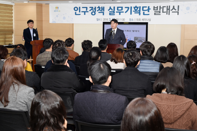 이한규 수원시 제1부시장이 ‘수원시 인구정책 실무기획단’ 발대식에서 인사말을 하고 있다.[사진제공=수원시]
이한규 수원시 제1부시장이 ‘수원시 인구정책 실무기획단’ 발대식에서 인사말을 하고 있다.[사진제공=수원시]