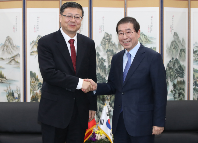 Seoul Mayor Park Won-soon (R) shakes hands with Beijing Mayor Chen Jining during a meeting in Seoul on March 19, 2018. (Yonhap)