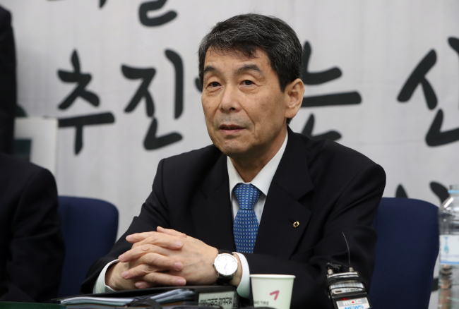 <YONHAP PHOTO-2725> 금호타이어 노조 설득하는 이동걸 산은 회장 (광주=연합뉴스) 정회성 기자 = 이동걸 산업은행 회장이 19일 광주 광산구 금호타이어 광주공장을 찾아 금호타이어노동조합 집행부와 면담하고 있다. 이 회장은 금호타이어 정상화를 위해 중국 업체 더블스타로부터 투자 유치가 불가피하다고 판단한 채권단 입장을 전하고, 해외매각에 반대하는 노조 의견을 청취하고자 이날 광주공장을 방문했다. 2018.3.19 hs@yna.co.kr/2018-03-19 13:31:09/ <저작권자 ⓒ 1980-2018 ㈜연합뉴스. 무단 전재 재배포 금지.>
<YONHAP PHOTO-2725> 금호타이어 노조 설득하는 이동걸 산은 회장 (광주=연합뉴스) 정회성 기자 = 이동걸 산업은행 회장이 19일 광주 광산구 금호타이어 광주공장을 찾아 금호타이어노동조합 집행부와 면담하고 있다. 이 회장은 금호타이어 정상화를 위해 중국 업체 더블스타로부터 투자 유치가 불가피하다고 판단한 채권단 입장을 전하고, 해외매각에 반대하는 노조 의견을 청취하고자 이날 광주공장을 방문했다. 2018.3.19 hs@yna.co.kr/2018-03-19 13:31:09/ <저작권자 ⓒ 1980-2018 ㈜연합뉴스. 무단 전재 재배포 금지.>