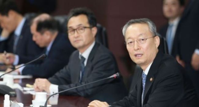 Paik Un-gyu, minister of trade, industry and energy, speaks during a working group meeting tasked with drawing up the basic energy plan in Seoul on March 19, in this photo provided by the ministry. (Yonhap)
