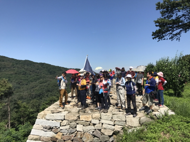 지난해 열린 제7회 경기도옛길테마탐방(역사탐방－죽주산성)[사진제공=경기도]
지난해 열린 제7회 경기도옛길테마탐방(역사탐방－죽주산성)[사진제공=경기도]