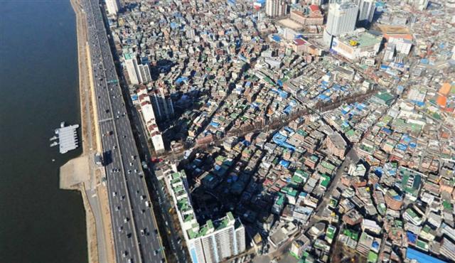 20일 서울시와 정비업계에 따르면, 서울시는 최근 성수전략정비구역 4지구 재개발 조합이 ‘48층 아파트를 짓겠다’며 건축심의를 신청한 것에 대해 보완하라는 의견을 달아 돌려보냈다.