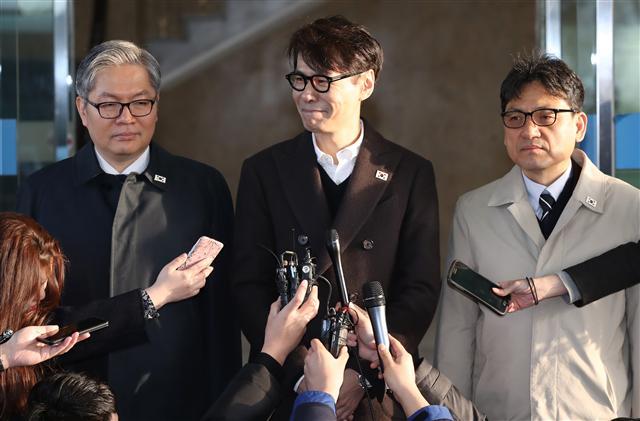 우리측 수석대표인 작곡가 겸 가수 윤상 씨가 20일 남북실무접촉을 앞두고 서울 종로구 삼청동 남북회담본부를 나서면서 인사말을 하고 있다. 왼쪽은 박형일 통일부 국장.  [연합뉴스]