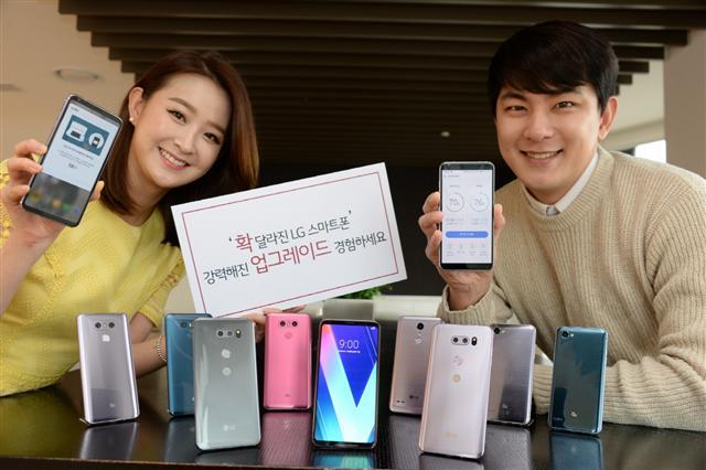 LG전자는 스마트폰 사후지원(AS)을 강화하기 위해 ‘소프트웨어 업그레이드 센터’를 개소한다고 20일 밝혔다. 이 센터는 앞으로 신속한 운영체제(OS) 업그레이드와 고객 소통, 소비자 질의와 답변 등의 사후지원 컨트롤타워 역할을 하게 된다. LG전자는 앞서 LG V30의 OS 업데이트를 진행한데 이어 다음달 LG G6, LG V20, LG G5도 오레오 업그레이드를 진행할 계획이다.  [제공=LG전자]