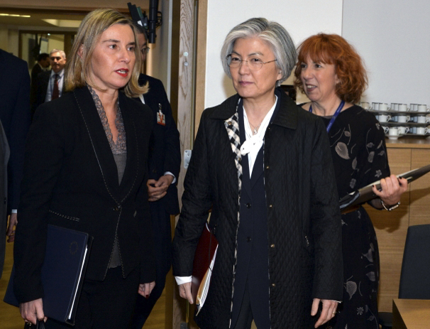 Foreign Minister Kang Kyung-wha (R) attends a round-table meeting of the European Union's Foreign Affairs Council on March 19, 2018 in Brussels, Belgium. (photo courtesy of the EU) (Yonhap)
