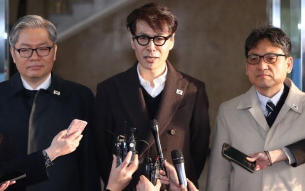 Yun Sang (C), South Korea's chief delegate for inter-Korean working-level talks on a South Korean art troupe's proposed concert in Pyongyang, speaks to reporters on March 20, before leaving for the border village of Panmunjom for a meeting. (Yonhap)