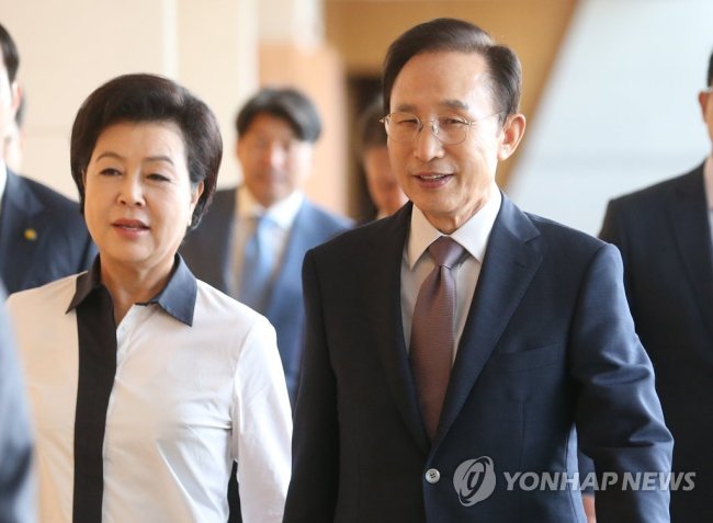 이명박 전 대통령(오른쪽)과 부인 김윤옥 여사 [연합뉴스 자료사진]